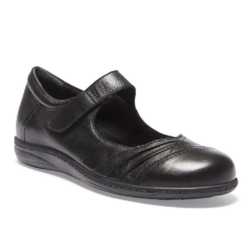 Larissa Flat in Black Leather