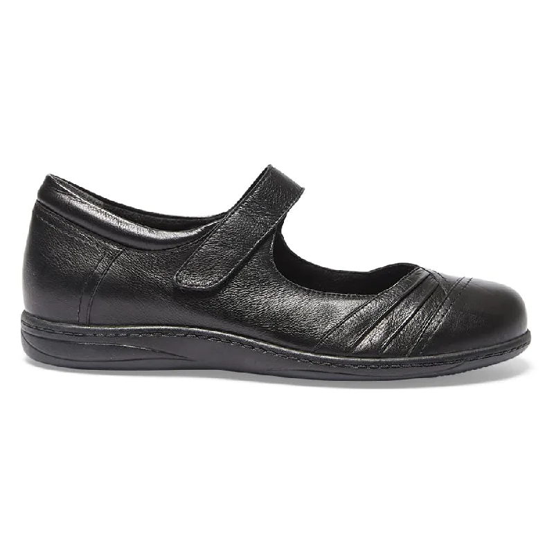 Larissa Flat in Black Leather