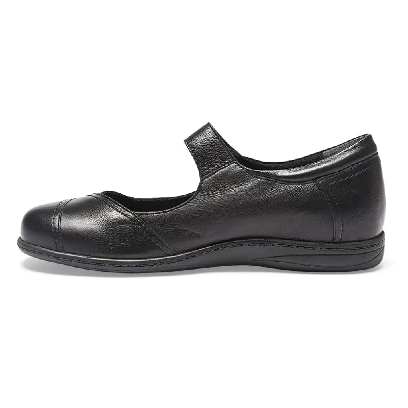 Larissa Flat in Black Leather