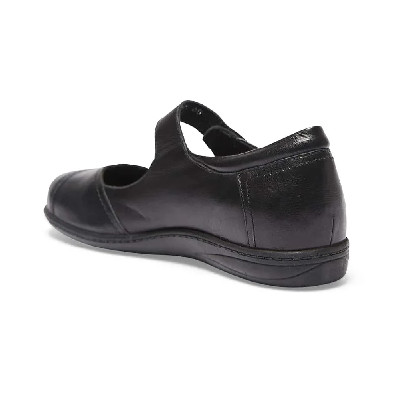 Larissa Flat in Black Leather