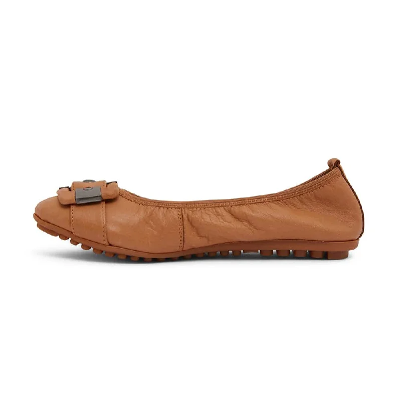 Pentagon Flat in Tan Leather