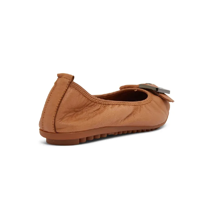 Pentagon Flat in Tan Leather