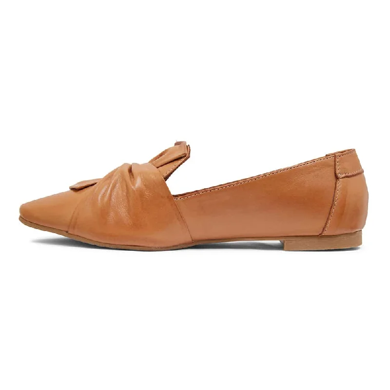 Rosco Flat in Tan Leather