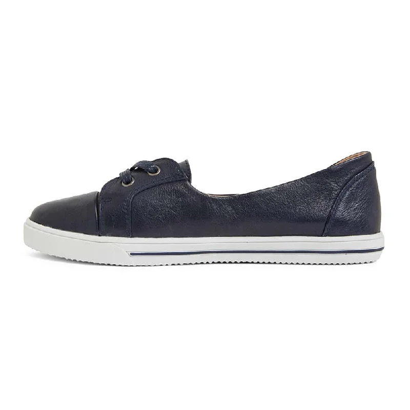 Vectra Sneaker in Navy Leather